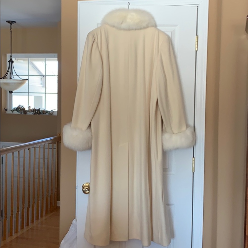 Vintage Coat. Fur collar $ cuffs. - Picture 4 of 8